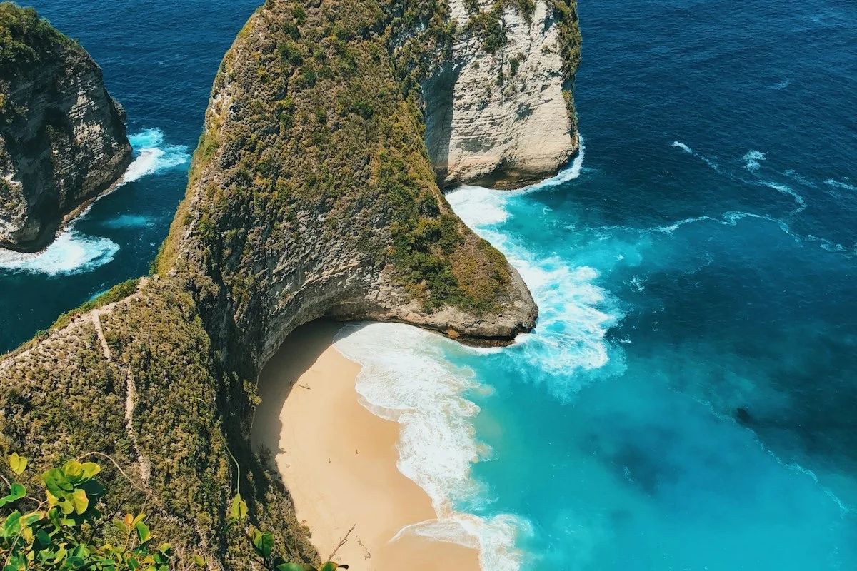 Нуса Дуа с чистым пляжем и отелями у воды