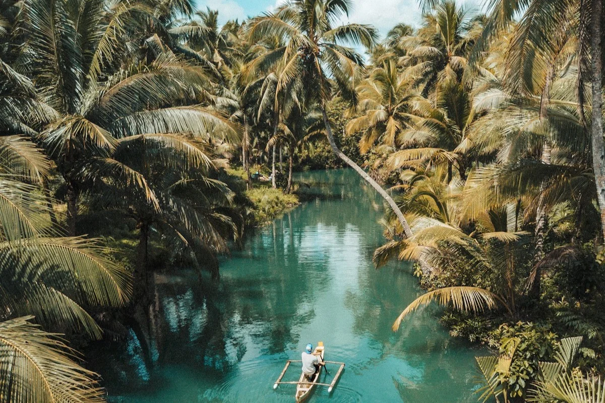 Променад Санура и спокойное море на рассвете