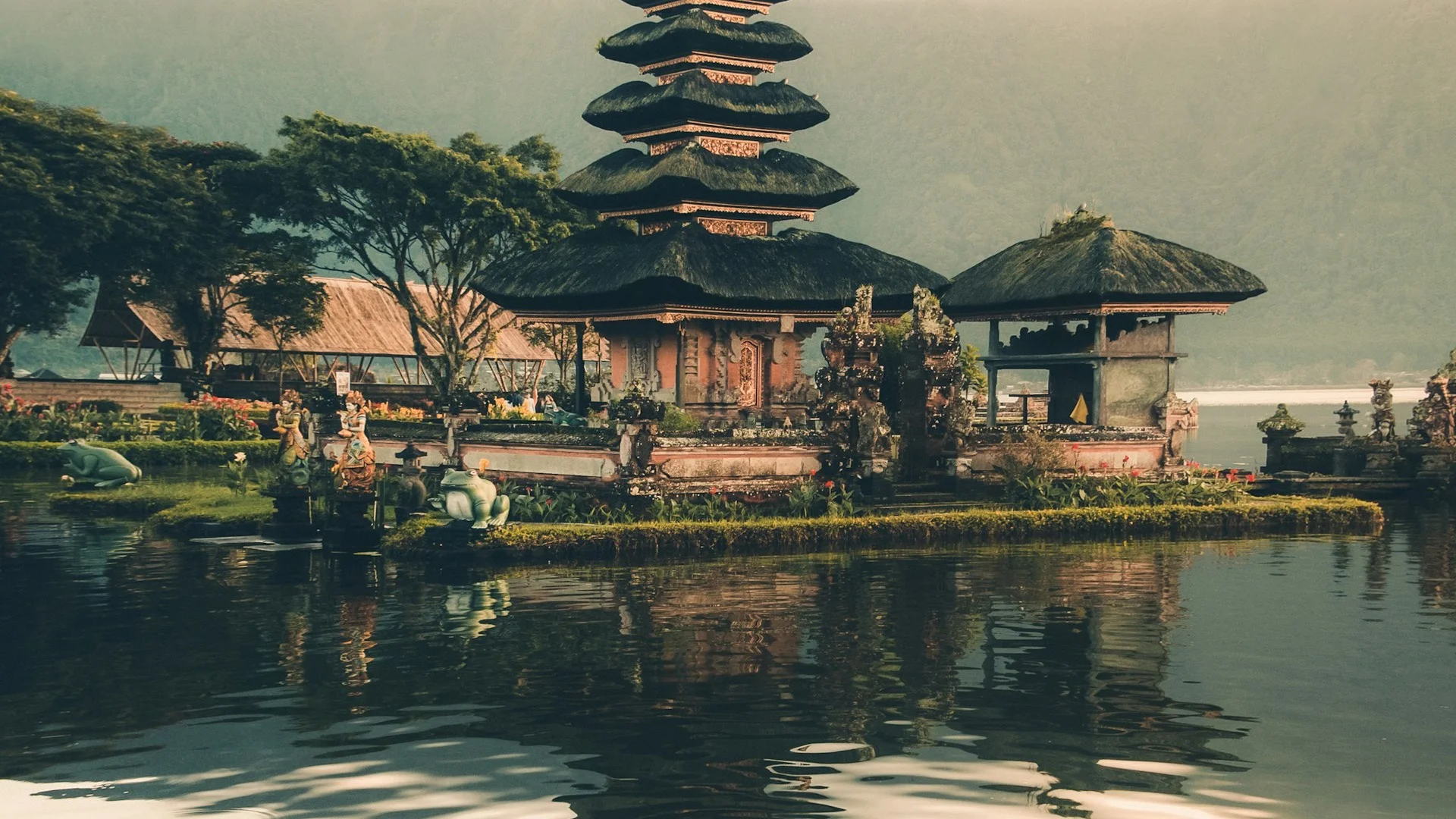 Панорамный вид на Бали, океан и зелёные холмы