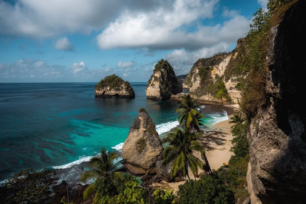 Скоростной катер на фоне скал Нуса Пениды